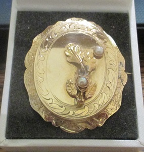 xxM1239M Victorian gold and pearl brooch.Takst-Valuation N.Kr 8000